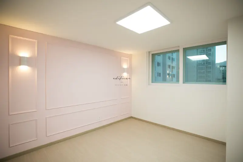 핑크 웨인스코팅이 돋보이는 로맨틱 침실 인테리어